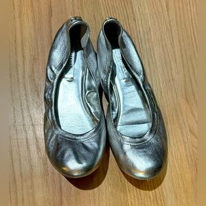 BCBG Maxazria Molly Silver Metallic Swiftie Ballet Flats Shoes Women’s 8 / 38